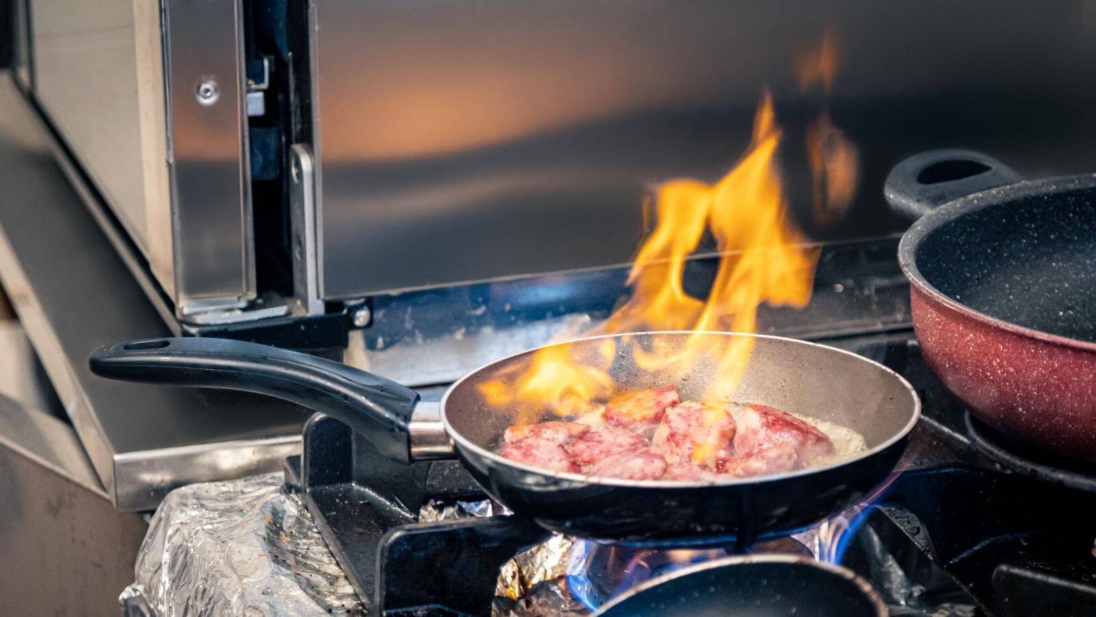 Prepazione selvaggina a fiamma alta Agriturismo Km0 a Lauco