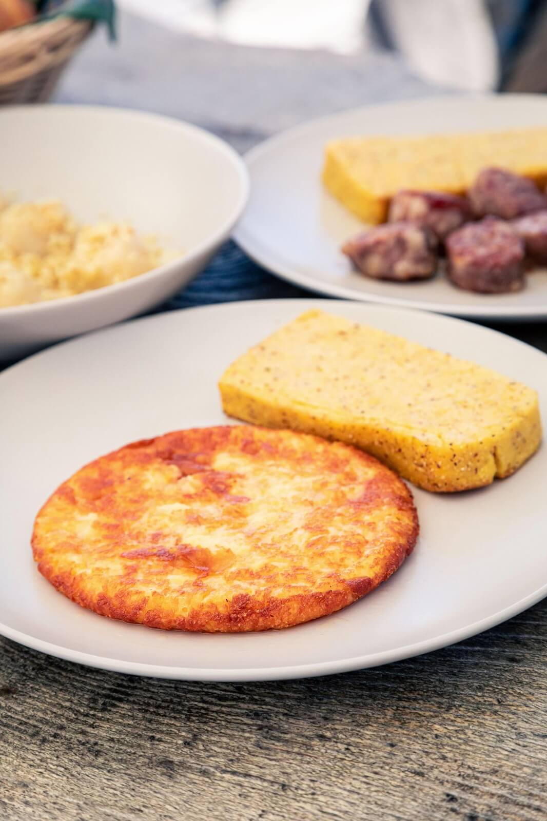 Piatti di Cjarsons e frico serviti ad Agriturismo Km0