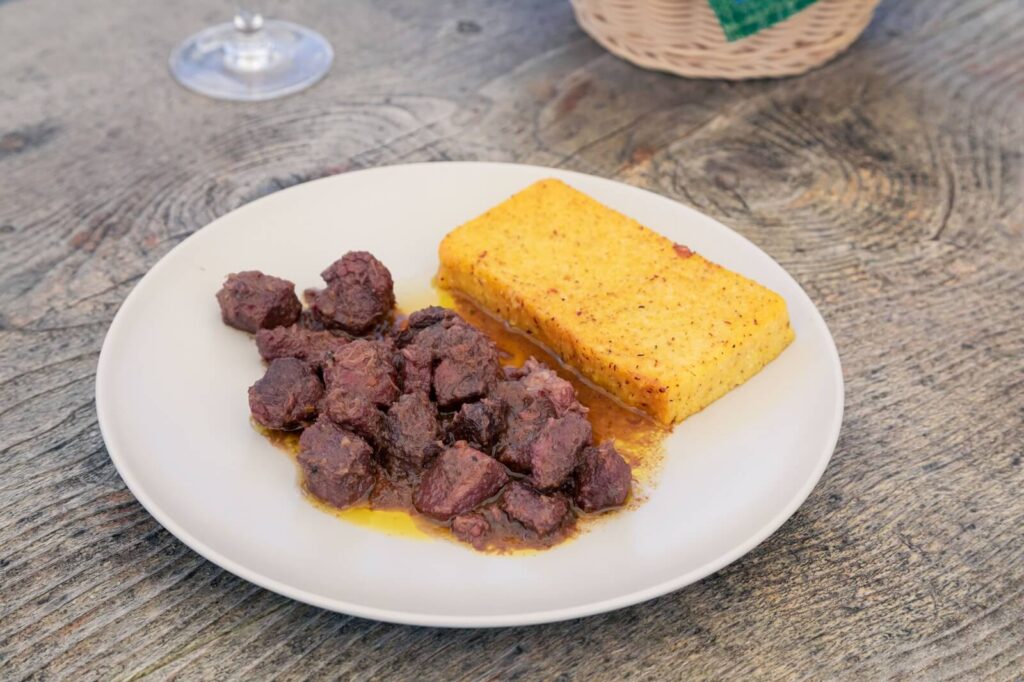 Spezzatino di Selvaggina con polenta disponibile ad Agriturismo Km0 a Lauco